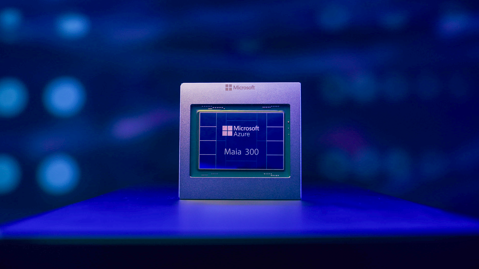 Prototype chip Azure Maia 300 milik Microsoft di atas latar biru gelap