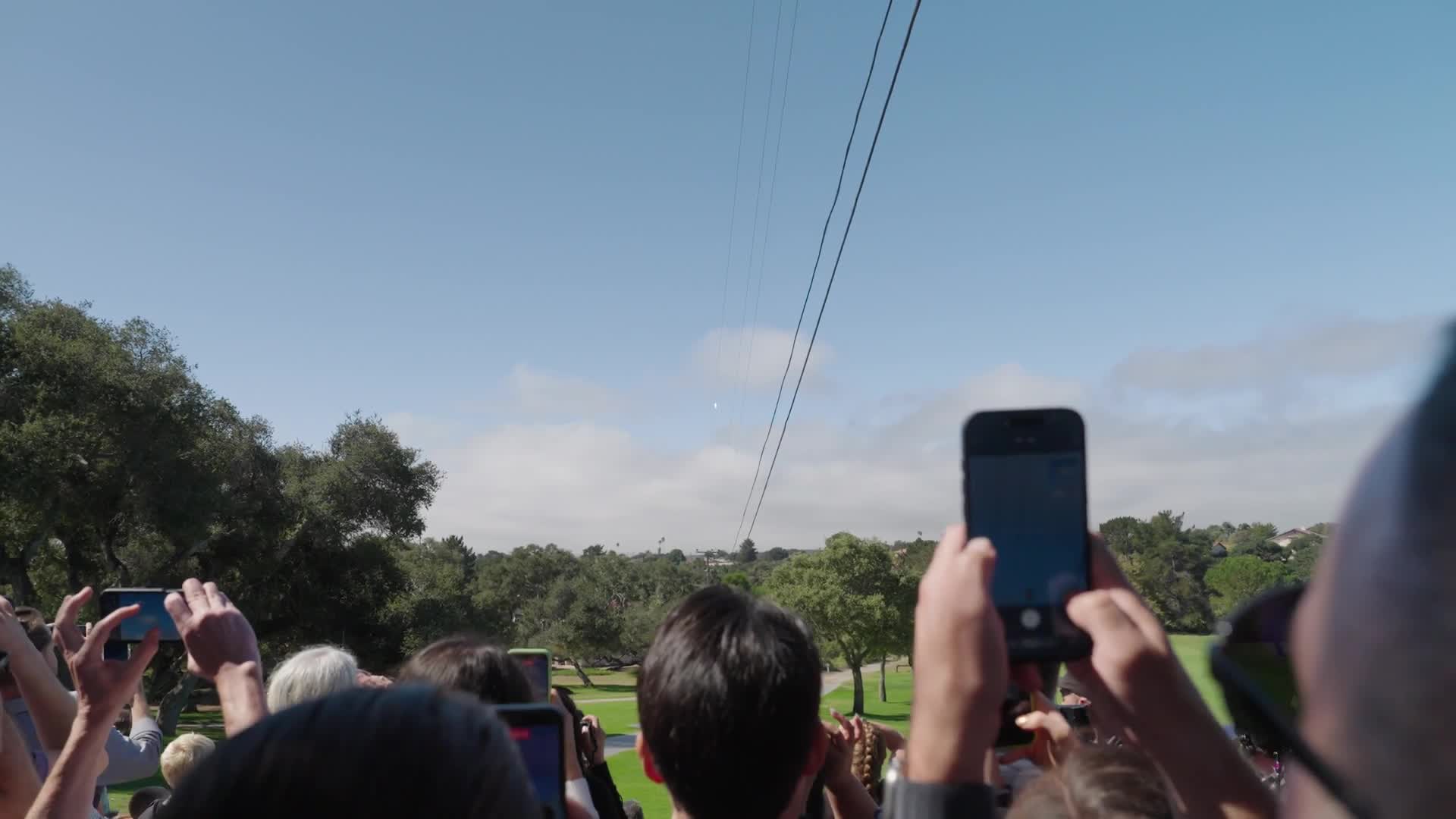 Ilustrasi prototipe satelit Project Suncatcher milik Google di orbit